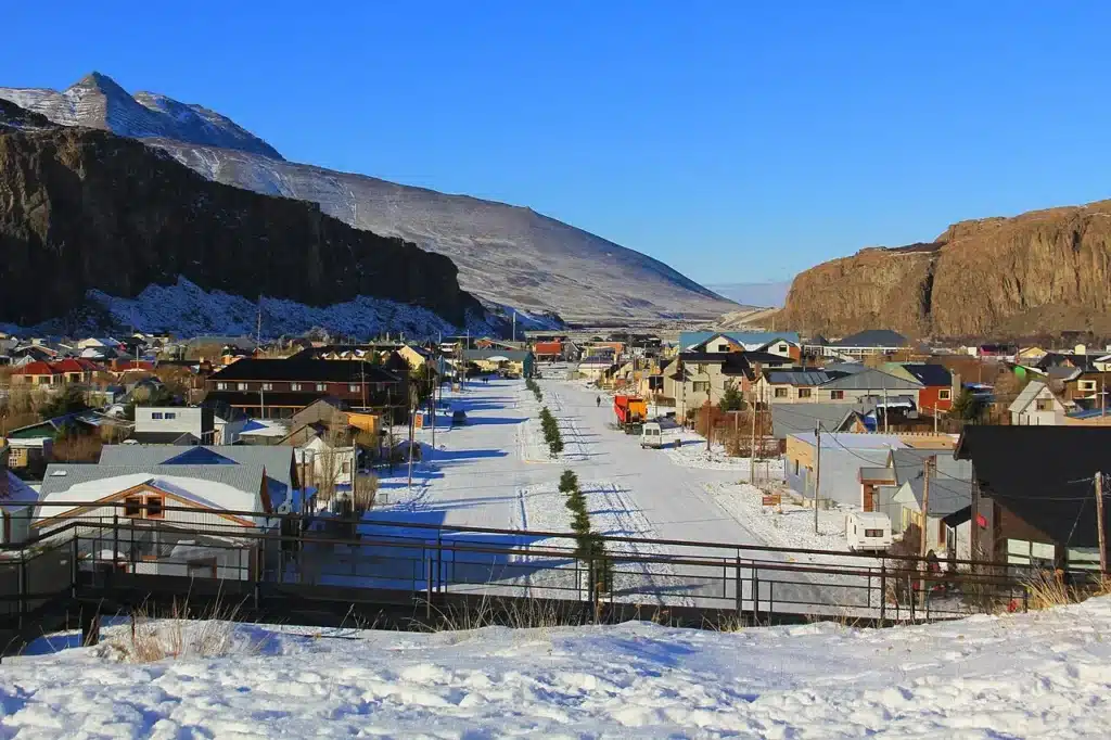 Argentina em Novembro - Cidade de El Chalten em pleno inverno. - Foto: Jose Galleguillo / Wikimedia Commons